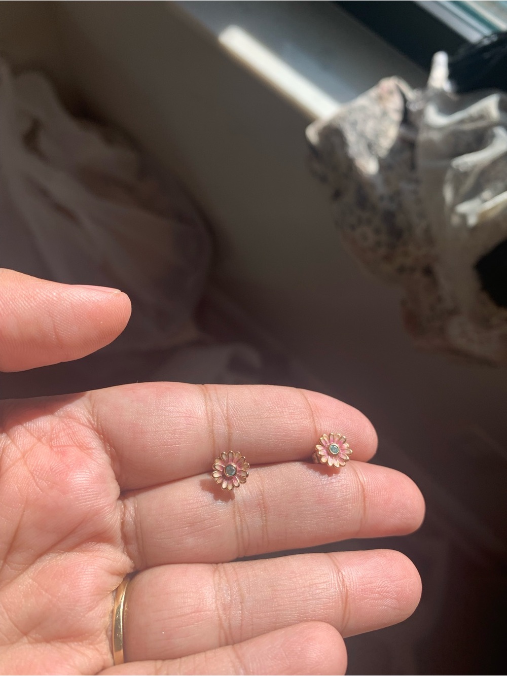 Delicate Pink Daisy Stud Earrings - Women's Floral Jewelry pandora